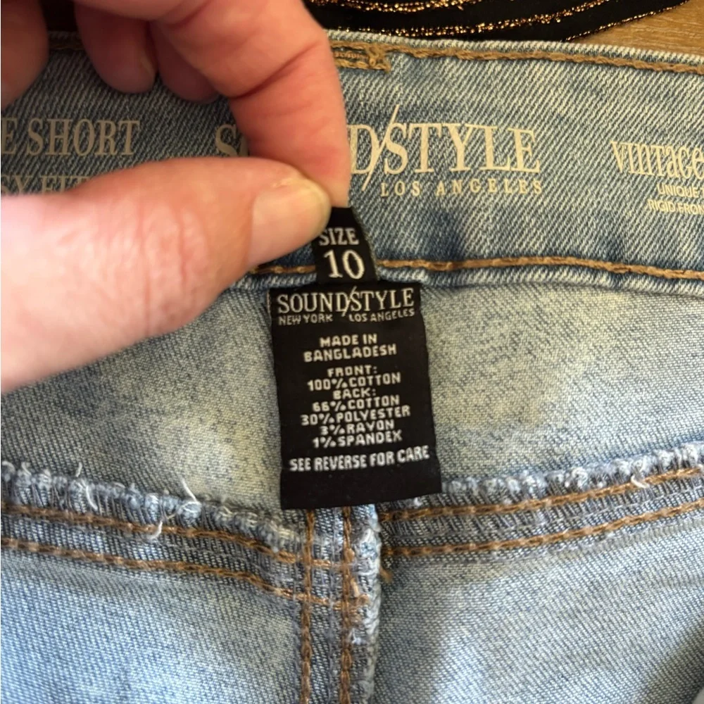 Soundstyle Relaxed Fit Light Wash Distressed Denim Shorts, Size 10